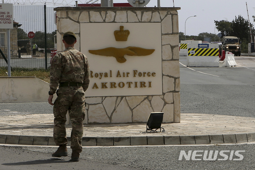 【아크로티리=AP/뉴시스】 지중해의 키프로스 섬 리마솔 시 부근의 아크로티리에 있는 영국 공군기지 앞에서 영국군 병사 한 명이 걸어가고 있다. ( 2018년 AP자료사진). 2026. 03. 02.
