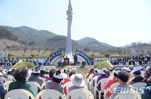 【거창=뉴시스】정경규 기자 = 지난해 경남 거창 추모공원에서 열린 거창사건 희생자 추모식 봉행 모습이다.2018.04.15.(사진=거창군 제공)photo@newsis.com
