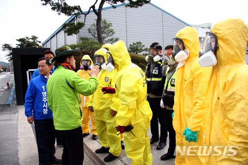  【영주=뉴시스】김진호 기자 = 13일 오전 가스폭발 사고가 발생한 경북 영주시 상줄동 가흥산업단지 소재 SK머티리얼즈 가스 생산공장에서 사고 현장을 확인하려는 인근 주민들과 출입을 통제하는 공장관계자들이 실랑이를 벌이고 있다. 2018.04.13  kjh9326@newsis.