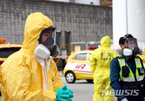  【영주=뉴시스】김진호 기자 = 13일 오전 가스폭발 사고가 발생한 경북 영주시 상줄동 가흥산업단지 소재 SK머티리얼즈 가스 생산공장에서 경찰 및 공장관계자들이 마스크를 쓴 채 사고현장 출입을 통제하고 있다. 2018.04.13 kjh9326@newsis.com
