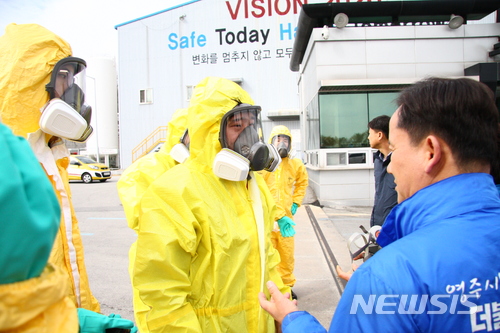 【영주=뉴시스】김진호 기자 = 13일 오전 가스폭발 사고가 발생한 경북 영주시 상줄동 가흥산업단지 소재 SK머티리얼즈 가스 생산공장에서 사고현장을 확인하려는 주민들과 이를 통제하는 경찰 및 공장관계자들이 실랑이를 벌이고 있다. 2018.04.13 kjh9326@newsis.com