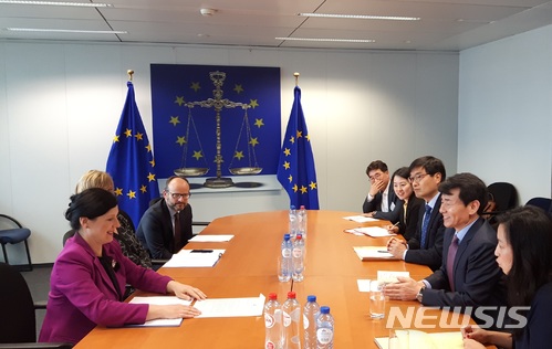 【서울=뉴시스】허욱 방송통신위원회 부위원장은 12일(현지시간) 유럽연합(EU) 사법총국(DG Justice) 담당 베라 요로바(Věra Jourová) 집행위원과 벨기에 브뤼셀에서 만났다고 13일 밝혔다. 2018.04.13 (사진 = 방통위 제공) photo@newsis.com 