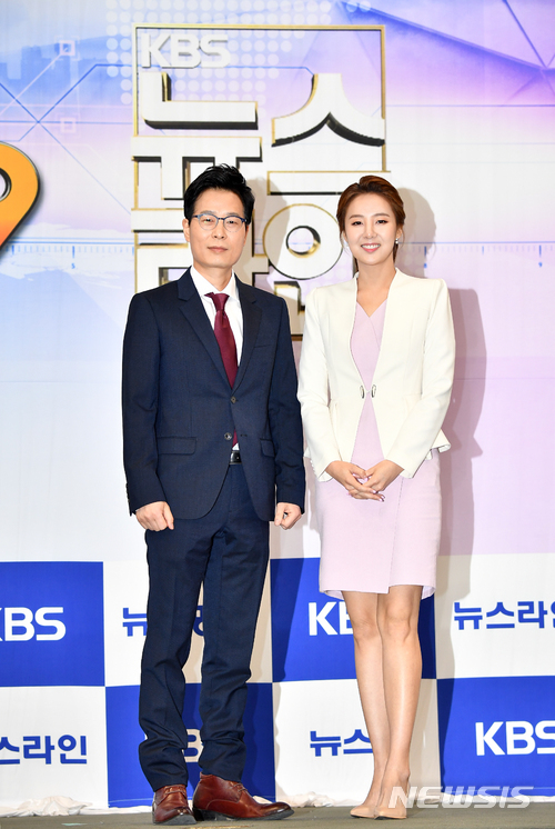 【서울=뉴시스】'뉴스라인' 김태욱(왼쪽), 이각경 앵커. (사진=KBS 제공)