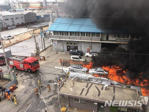 【인천=뉴시스】함상환 기자 = 13일 오전11시47분께 인천 서구 백범로910번길 49-6(가좌동) 한 화학공장에서 불이나 소방당국이 진화 작업을 벌이고 있다.2018.04.13.(사진=인천소방본부 제공) hsh3355@newsis.com 