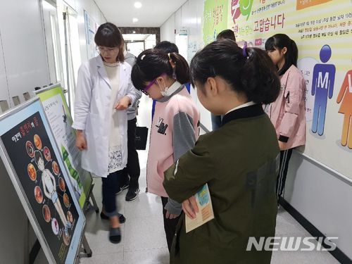 【청주=뉴시스】천영준 기자 = 충북 청주시 청원보건소는 13일 각리중학교 등 4개 학교 특수교육대상자 27명을 대상으로 구강검사 및 건강생활 실천을 위한 청소년 튼튼이 건강클리닉을 개최했다고 밝혔다. 2018.4.13. (사진=청원보건소 제공) photo@newsis.com