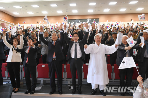 【안동=뉴시스】류상현 기자 = 13일 경상북도독립운동기념관에서 '제99주년 대한민국임시정부 수립 기념식'이 열려 참석자들이 태극기를 들고 만세삼창을 하고 있다. 2018.04.13 (사진=경북도 제공) photo@newsis.com 