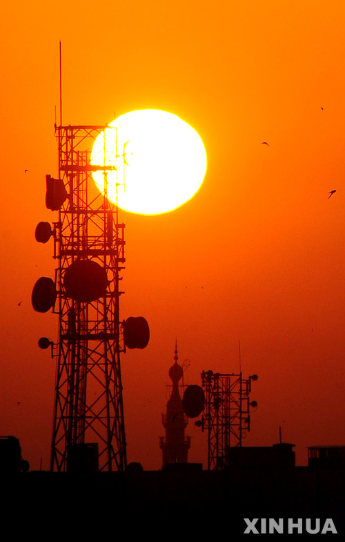 【다마스쿠스=AP/뉴시스】 시리아 화학무기 공격에 대한 응징으로 미국 등 서방국가들의 공격 가능성이 제기되고 있는 가운데 12일(현지시간) 시리아 수도 다마스쿠스에 새 날이 밝고 있다. 2018.04.13