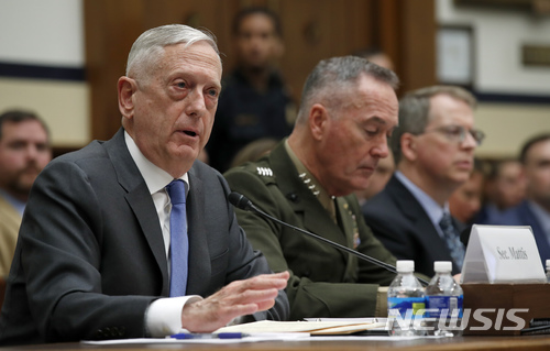 【워싱턴=AP/뉴시스】짐 매티스 미 국방장관(왼쪽)이 12일 미 국회의사당 하원 군사위원회 청문회에서 증언하고 있다. 2018.4.13 