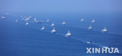 【싼야=신화/뉴시스】12일 남중국해에서 중국군 사상 최대규모의 해상열병식이 열리고 있다. 군함들이 항공모함 랴오닝호 주변에서 함께 항행 중인 모습. 2018.04.13