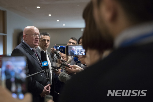 【유엔본부=AP/뉴시스】바실리 네벤쟈 유엔주재 러시아 대사(왼쪽)가 12일(현지시간) 유엔본부에서 사차 로렌티 볼리비아 대사와 함께 기자들에게 이야기하고 있다. 네벤자 대사는 미국이 시리아를 공격하면 미국과 러시아 간에 전쟁이 발발하게 될 것이라고 경고했다. 2018.4.13