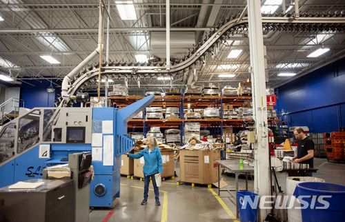 【제인스빌( 미 위스콘신주)= AP/뉴시스】 4월 11일 미국 위스콘신주의 제인스빌에 있는 '제인스빌 가제트' 신문사의 공장. 미국의 수많은 지방 신문사들은 가뜩이나 종이신문의 매출 부진으로 몇 년 째 고통을 받다가 도널드 트럼프 정부의 캐나다산 신문용지 관세부과로 제작비가 올라 큰 타격을 받고 있다. 2018.0718&nbsp; 