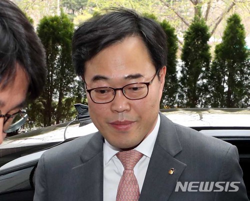 【서울=뉴시스】고범준 기자 = 김기식 금융감독원장이 13일 오전 서울 영등포구 금융감독원으로 출근을 하고 있다. . 2018.04.13. bjko@newsis.com