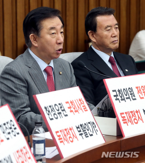 【서울=뉴시스】박영태 기자 = 13일 오전 서울 영등포구 여의도 국회에서 진행된 자유한국당 원내대책회의에서 김성태 원내대표가 모두발언을 하고 있다. 2018.04.13. since1999@newsis.com