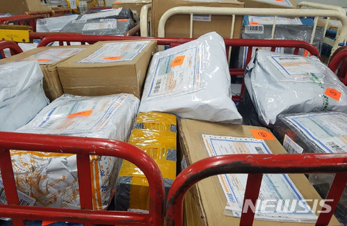 【인천공항=뉴시스】인천공항 국제우편세관이 지난달 19일부터 해외 유명 상표를 도용한 중국발 짝퉁 운동화에 대한 부정기 집중단속을 실시 중이다. 이번 단속에서 짝퉁으로 의심되는 운동화 3만 켤레가 인천시 중구 국제우편물류센터 등에 적체 돼 있다. 세관은 가품으로 의심되는 중국발 운동화에 주황색 스티커를 붙여 선별했다. 2018.04.13.&nbsp; photo@newsis.com