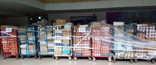 【인천공항=뉴시스】인천공항 국제우편세관이 지난달 19일부터 30일까지 해외 유명 상표를 도용한 중국발 짝퉁 운동화에 대한 집중 단속을 실시한 것으로 13일 확인됐다. 가품으로 의심되는 중국발 운동화가 국제유편물류센터 로비 등에 쌓여 있다. 2018.04.13.&nbsp; photo@newsis.com