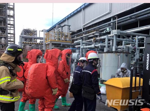 【영주=뉴시스】김진호 기자 = 지난 13일 오전 6시 7분께 유독가스 누출사고가 발생한 경북 영주시 상줄동 가흥산업단지 내 SK머티리얼즈 가스 생산공장에서 방제복을 입은 소방대원과 공장 관계자들이 현장을 수습하고 있다. 2018.04.30(사진=뉴시스DB) photo@newsis.com
