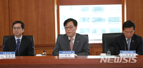 【서울=뉴시스】권현구 기자 = 외유성 출장 의혹으로 사퇴 압박을 받고 있는 김기식 금융감독원장이 13일 오전 서울 영등포구 여의도 금융투자센터에서 열린 자산운용사 대표이사 간담회에 참석해 모두발언을 하고 있다. 2018.04.13. stoweon@newsis.com
