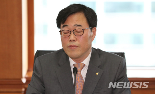 【서울=뉴시스】권현구 기자 = 외유성 출장 의혹으로 사퇴 압박을 받고 있는 김기식 금융감독원장이 13일 오전 서울 영등포구 여의도 금융투자센터에서 열린 자산운용사 대표이사 간담회에 참석해 있다. 2018.04.13. stoweon@newsis.com
