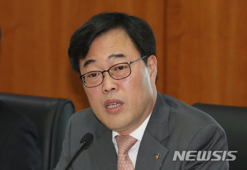 【서울=뉴시스】권현구 기자 = 외유성 출장 의혹으로 사퇴 압박을 받고 있는 김기식 금융감독원장이 13일 오전 서울 영등포구 여의도 금융투자센터에서 열린 자산운용사 대표이사 간담회에 참석해 모두발언을 하고 있다. 2018.04.13. stoweon@newsis.com