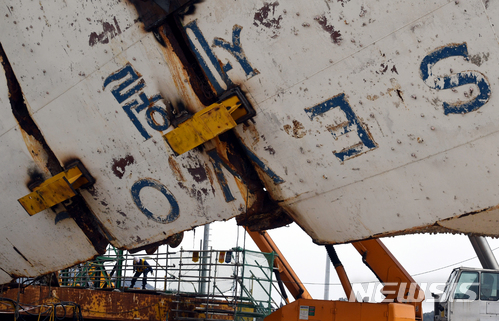 【목포=뉴시스】신대희 기자 = 세월호 참사 4주기를 앞두고 전남 목포신항만과 진도 팽목항에 추모 발걸음이 이어지고 있다. 사진은 지난 12일 목포신항만에서 현대삼호중공업 관계자들이 선체 직립 준비 작업을 벌이고 있는 모습. 2018.04.13.&nbsp; sdhdream@newsis.com