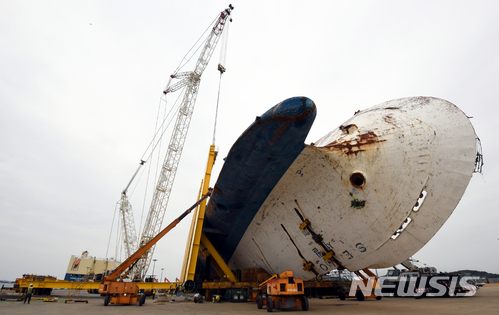 【목포=뉴시스】신대희 기자 = 세월호 참사 4주기를 앞두고 전남 목포신항만과 진도 팽목항에 추모 발걸음이 이어지고 있다. 사진은 지난 12일 목포신항만에서 현대삼호중공업 관계자들이 선체 직립 준비 작업을 벌이고 있는 모습. 2018.04.13. sdhdream@newsis.com