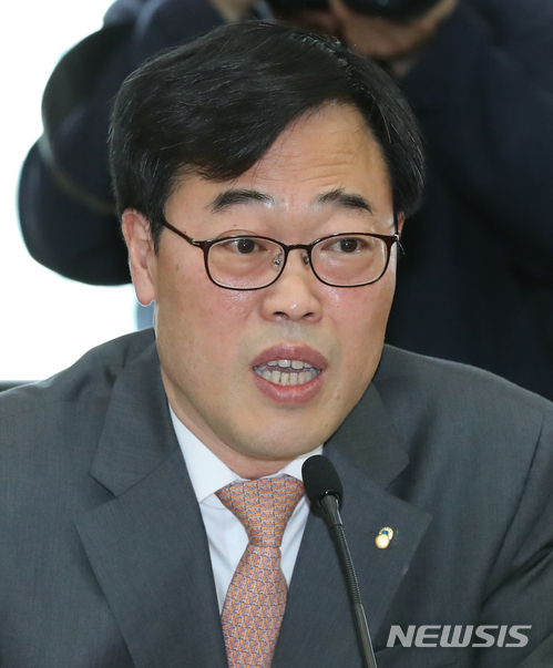 【서울=뉴시스】권현구 기자 = 외유성 출장 의혹으로 사퇴 압박을 받고 있는 김기식 금융감독원장이 13일 오전 서울 영등포구 여의도 금융투자센터에서 열린 자산운용사 대표이사 간담회에 참석해 모두발언을 하고 있다. 2018.04.13. stoweon@newsis.com