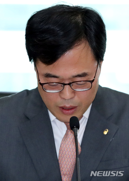 【서울=뉴시스】권현구 기자 = 외유성 출장 의혹으로 사퇴 압박을 받고 있는 김기식 금융감독원장이 13일 오전 서울 영등포구 여의도 금융투자센터에서 열린 자산운용사 대표이사 간담회에 참석해 모두발언을 하고 있다. 2018.04.13. stoweon@newsis.com