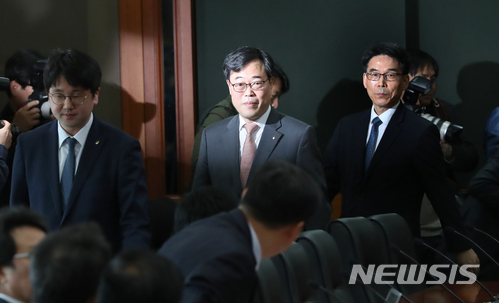【서울=뉴시스】권현구 기자 = 외유성 출장 의혹으로 사퇴 압박을 받고 있는 김기식 금융감독원장이 13일 오전 서울 영등포구 여의도 금융투자센터에서 열린 자산운용사 대표이사 간담회에 참석해 모두발언을 하고 있다. 2018.04.13. stoweon@newsis.com