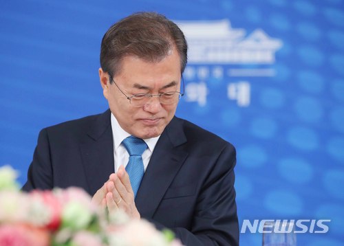 【서울=뉴시스】전신 기자 = 문재인 대통령이 13일 청와대 영빈관에서 열린 대한민국 공무원상 시상식 및 오찬에서 수상자들에게 박수 보내고 있다. 2018.04.13.&nbsp; photo1006@newsis.com