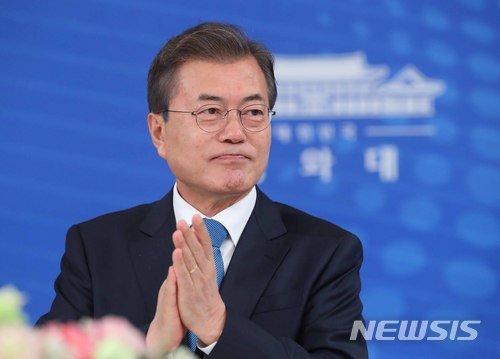 【서울=뉴시스】 2018 남북정상회담 개최 일주일을 앞두고 문재인 대통령의 리허설 방식에 관심이 커지고 있다. 역대 남북정상회담 리허설의 경우 2000년 1차 남북정상회담 김대중 전 대통령의 '가상 대역', 2007년 2차 남북정상회담 당시 노무현 전 대통령의 '토론' 방식을 큰 특징으로 꼽을 수 있다. (사진=뉴시스자료사진) 2018.04.20. photo1006@newsis.com