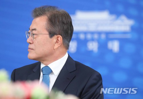 【서울=뉴시스】전신 기자 = 문재인 대통령이 13일 청와대 영빈관에서 열린 대한민국 공무원상 시상식 및 오찬에서 경과보고를 듣고 있다. 2018.04.13.&nbsp; photo1006@newsis.com