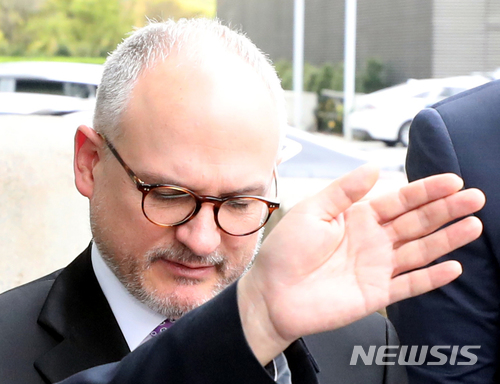 【서울=뉴시스】권현구 기자 = 배리 앵글 제너럴모터스(GM) 해외사업부문 사장이 성주영 KDB산업은행 기업금융/구조조정부분장과 면담을 마치고 13일 서울 영등포구 KDB산업은행 본점을 나서자 경비원들이 손으로 취재를 막고 있다. 2018.04.13.&nbsp;&nbsp; stoweon@newsis.com 