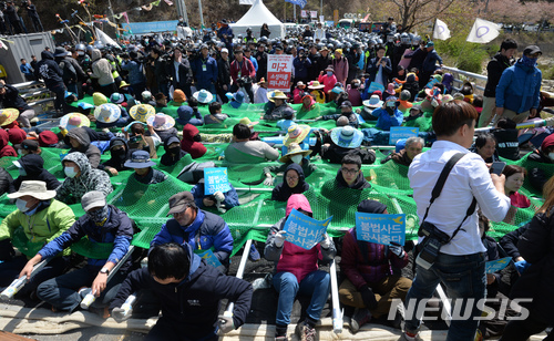 【성주=뉴시스】우종록 기자 = 12일 오전 경북 성주군 초전면 소성리 진밭교에서 경찰이 사드(THAAD·고고도미사일방어체계) 기지의 생활공간 개선을 위한 건설장비·자재 반입을 막으려는 주민과 종교단체 회원들을 강제해산시키고 있다. 2018.04.14. wjr@newsis.com