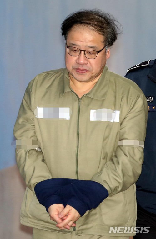 【서울=뉴시스】조성봉 기자 = ‘국정농단 사건’ 안종범 전 청와대 정책조정수석이 13일 오후 서울 서초구 서울고등법원에서 열린 항소심 2차공판에 출석하기 위해 호송차에서 내려 법정으로 향하고 있다. 2018.04.13. suncho21@newsis.com‘