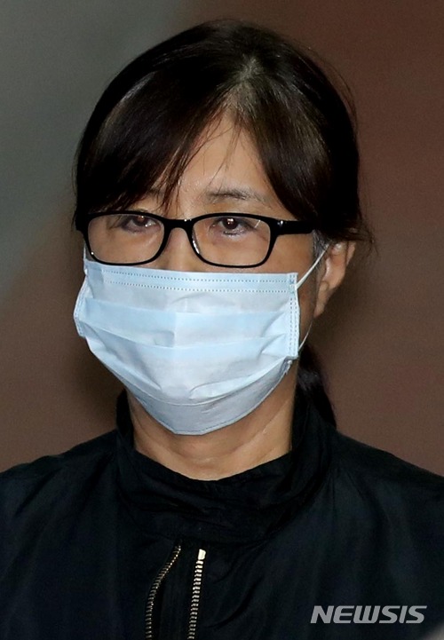 【서울=뉴시스】조성봉 기자 = ‘국정농단 사건’ 최순실 씨가 13일 오후 서울 서초구 서울고등법원에서 열린 항소심 2차공판에 출석하기 위해 호송차에서 내려 법정으로 향하고 있다. 2018.04.13. suncho21@newsis.com‘