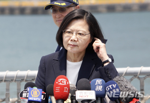  차이잉원 대만 총통은 남북 정상회담의 역사적인 개최에 자극 받아 시진핑 중국 국가주석에 양안 정상회담을 제의했다.