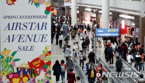 【인천공항=뉴시스】홍찬선 기자 = 인천공항공사가 13일 인천공항 제1여객터미널의 일부 면세점 사업권을 포기한 롯데면세점을 대신할 후속 사업자를 선정에 나섰다.&nbsp; 롯데면세점은 면세점 산업의 위기 상황을 고려해 임대료를 최소 보장액이 아닌 품목별 영업요율로 책정해달라고 공사에 요청했으나 받아들여지지 않자 지난 2월 인천공항 1터미널 DF3(주류·담배)를 제외한 나머지 DF1(향수·화장품)·DF5(피혁·패션)·DF8(탑승동 전품목)의 사업권을 반납하고 철수했다.&nbsp;&nbsp; 사진은 이날 인천공항 1터미널 내 면세점을 이용하는 승객들의 모습. 2018.04.13.&nbsp; mania@newsis.com