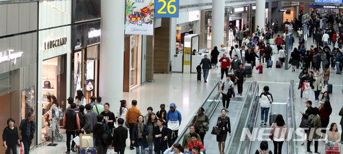【인천공항=뉴시스】홍찬선 기자 = 인천공항공사가 13일 인천공항 제1여객터미널의 일부 면세점 사업권을 포기한 롯데면세점을 대신할 후속 사업자를 선정에 나섰다. 롯데면세점은 면세점 산업의 위기 상황을 고려해 임대료를 최소 보장액이 아닌 품목별 영업요율로 책정해달라고 공사에 요청했으나 받아들여지지 않자 지난 2월&nbsp; 인천공항 1터미널 DF3(주류·담배)를 제외한 나머지 DF1(향수·화장품)·DF5(피혁·패션)·DF8(탑승동 전품목)의 사업권을 반납하고 철수했다.&nbsp;&nbsp; 사진은 이날 인천공항 1터미널 내 면세점을 이용하는 승객들의 모습. 2018.04.13. mania@newsis.com