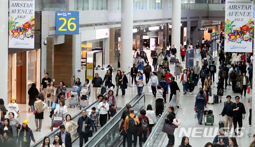 【인천공항=뉴시스】홍찬선 기자 = 인천공항공사가 13일 인천공항 제1여객터미널의 일부 면세점 사업권을 포기한 롯데면세점을 대신할 후속 사업자를 선정에 나섰다. 롯데면세점은 면세점 산업의 위기 상황을 고려해 임대료를 최소 보장액이 아닌 품목별 영업요율로 책정해달라고 공사에 요청했으나 받아들여지지 않자 지난 2월&nbsp; 인천공항 1터미널 DF3(주류·담배)를 제외한 나머지 DF1(향수·화장품)·DF5(피혁·패션)·DF8(탑승동 전품목)의 사업권을 반납하고 철수했다.&nbsp;&nbsp; 사진은 이날 인천공항 1터미널 내 면세점을 이용하는 승객들의 모습. 2018.04.13. mania@newsis.com