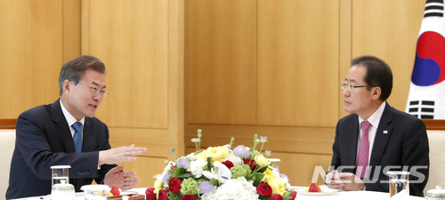 【서울=뉴시스】전신 기자 = 문재인(왼쪽) 대통령과 자유한국당 홍준표 대표. 2018.04.13. (사진=청와대 제공) photo@newsis.com