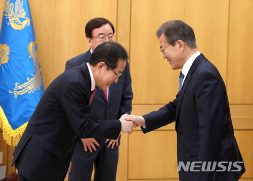 【서울=뉴시스】전신 기자 = 문재인 대통령이 13일 청와대 본관 백악실에서 자유한국당 홍준표 대표와 악수하고 있다. 2018.04.13. (사진=청와대 제공) photo@newsis.com