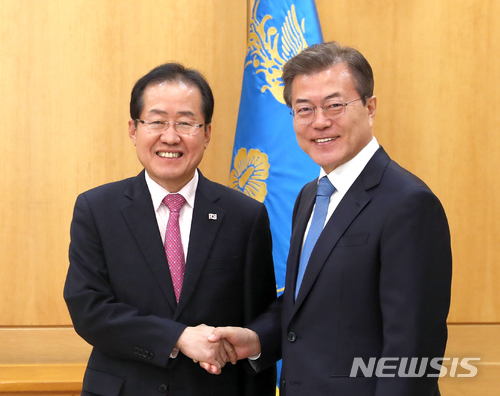 【서울=뉴시스】전신 기자 = 문재인 대통령이 13일 청와대 본관 백악실에서 자유한국당 홍준표 대표와 악수하며 포즈를 취하고 있다. 2018.04.13. (사진=청와대 제공) photo@newsis.com