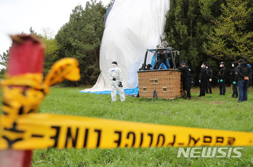 【서귀포=뉴시스】우장호 기자 = 13일 오후 제주 서귀포시 남원읍 신흥리 물영아리 오름 인근 열기구 추락 지점에서 국립과학수사연구원과 국토교통부 산하 철도항공조사위, 경찰 과학수사대 등 관계기관 합동 현장 감식이 진행되고 있다. 지난 12일 열기구가 추락해 조종사 1명이 숨지고 12명이 다쳤다. 2018.04.13. woo1223@newsis.com