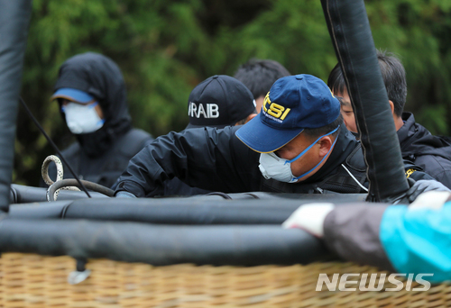 【서귀포=뉴시스】우장호 기자 = 13일 오후 제주 서귀포시 남원읍 신흥리 물영아리 오름 인근 열기구 추락 지점에서 국립과학수사연구원과 국토교통부 산하 철도항공조사위, 경찰 과학수사대 등 관계기관 합동 현장 감식이 진행되고 있다. 지난 12일 열기구가 추락해 조종사 1명이 숨지고 12명이 다쳤다. 2018.04.13. woo1223@newsis.com