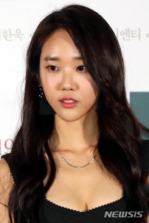 【서울=뉴시스】조성봉 기자 = 배우 오하늬가 13일 오후 서울 용산구 CGV용산에서 열린 영화 ‘나를 기억해’ 언론시사회에서 포즈를 취하고 있다. 영화 ‘나를 기억해’는 의문의 연쇄 범죄에 휘말린 여교사와 전직 형사가 사건의 실체를 파헤치는 미스터리 범죄 스릴러이다. 2018.04.13. suncho21@newsis.com