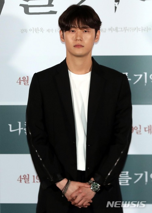 【서울=뉴시스】조성봉 기자 = 배우 이학주가 13일 오후 서울 용산구 CGV용산에서 열린 영화 ‘나를 기억해’ 언론시사회에서 포즈를 취하고 있다. 영화 ‘나를 기억해’는 의문의 연쇄 범죄에 휘말린 여교사와 전직 형사가 사건의 실체를 파헤치는 미스터리 범죄 스릴러이다. 2018.04.13. suncho21@newsis.com