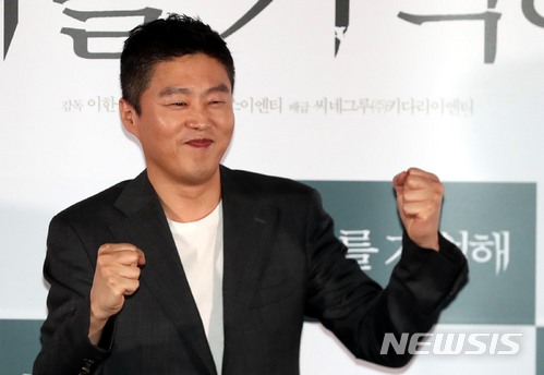 【서울=뉴시스】조성봉 기자 = 배우 김희원이 13일 오후 서울 용산구 CGV용산에서 열린 영화 ‘나를 기억해’ 언론시사회에서 포즈를 취하고 있다. 영화 ‘나를 기억해’는 의문의 연쇄 범죄에 휘말린 여교사와 전직 형사가 사건의 실체를 파헤치는 미스터리 범죄 스릴러이다. 2018.04.13. suncho21@newsis.com