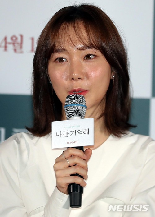 【서울=뉴시스】조성봉 기자 =배우 이유영이 13일 오후 서울 용산구 CGV용산에서 열린 영화 ‘나를 기억해’ 언론시사회에서 인사말을 하고 있다. 영화 ‘나를 기억해’는 의문의 연쇄 범죄에 휘말린 여교사와 전직 형사가 사건의 실체를 파헤치는 미스터리 범죄 스릴러이다. 2018.04.13. suncho21@newsis.com