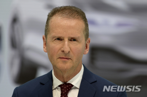 【 =AP/뉴시스】폭스바겐 이사회가 12일(현지시간) 헤르베르트 디스 브랜드 대표를 신임 최고경영자(CEO)로 임명했다. 디스 신임 CEO는 BMW 임원(연구개발 총괄 부회장) 출신으로 지난 2015년부터 폭스바겐 승용차 브랜드 부문을 책임져 왔다. 2018.04.13