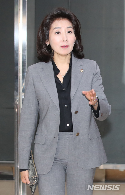 【서울=뉴시스】김진아 기자 = 자유한국당 나경원 의원이 13일 저녁 서울 여의도 한 식당에서 4선 이상 중진의원들과의 만찬에 참석하고 있다. 2018.04.13.&nbsp; bluesoda@newsis.com
